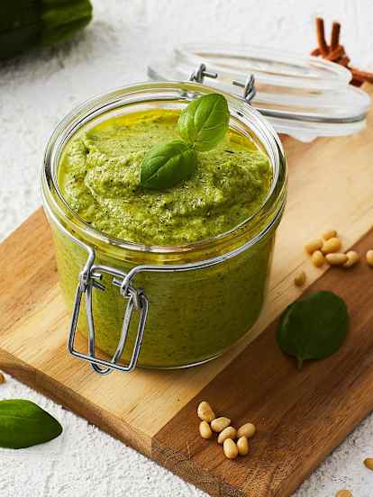 Pesto z cukinii i bazylii