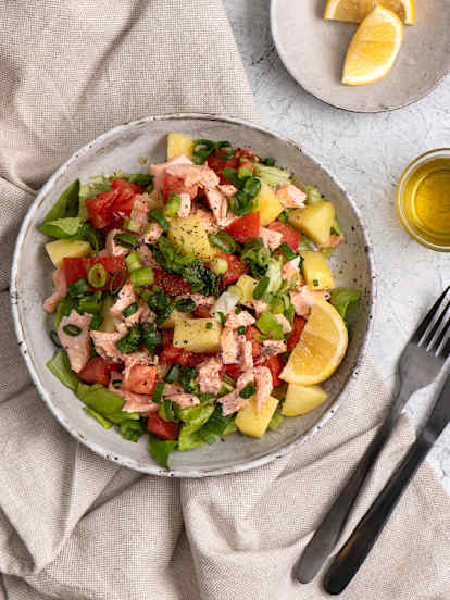 Sałatka z łososiem, ziemniakami, sałatą i pomidorem