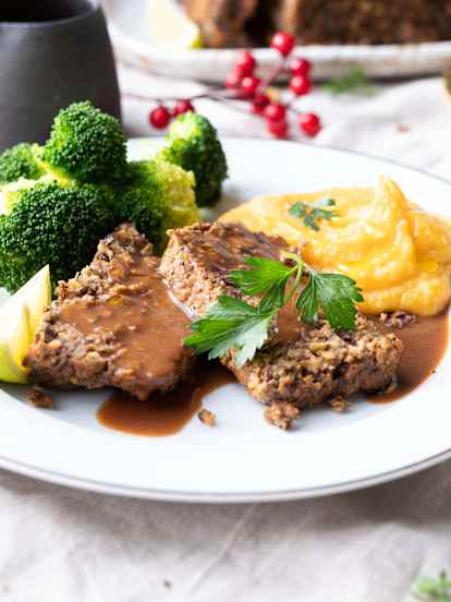 Linzengebraad met zoete aardappel-en knolselderpuree en broccoli