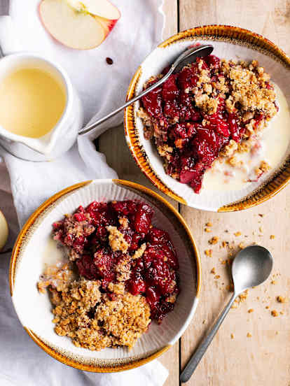 Sommerfrüchte-Crumble mit Vanillesauce