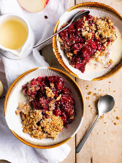 Sommerfrüchte-Crumble mit Vanillesauce