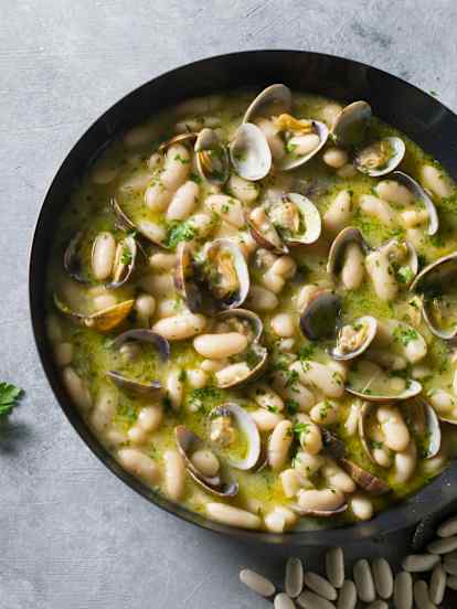 Fabas con almejas en cocción lenta