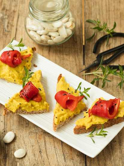 Warmer Bohnenaufstrich mit gegrillten Paprikastreifen