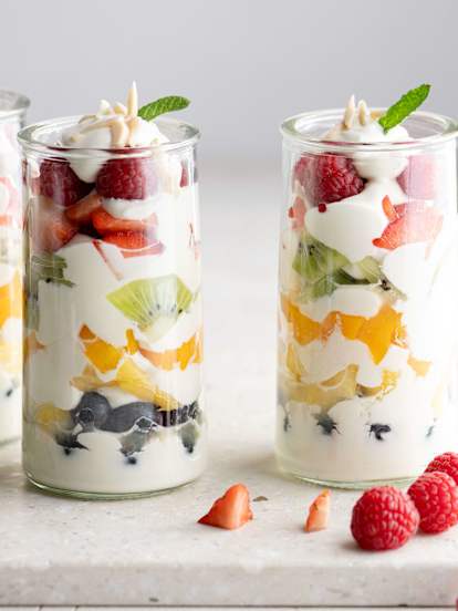 Vasitos arcoíris de fruta y crema de yogur
