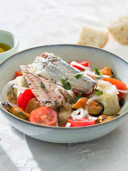 Bol de sardinas, mejillones, tomate y pan