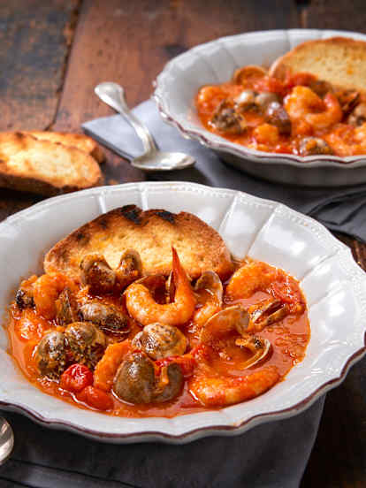 Venusmuschelsuppe mit Riesengarnelen