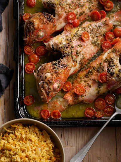 Cantaril com tomate e arroz de cenoura