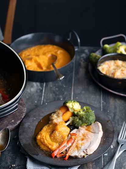 Pá de porco com puré de batata-doce, legumes e chutney de maçã e alperce