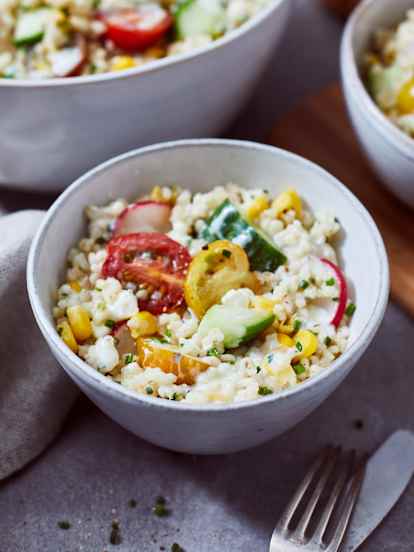 Ensalada de cebada perlada con salsa de yogur
