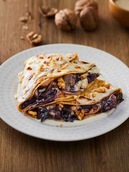 Crespelle con radicchio e noci