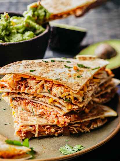 Sincronizada au poulet, tomate et coriandre