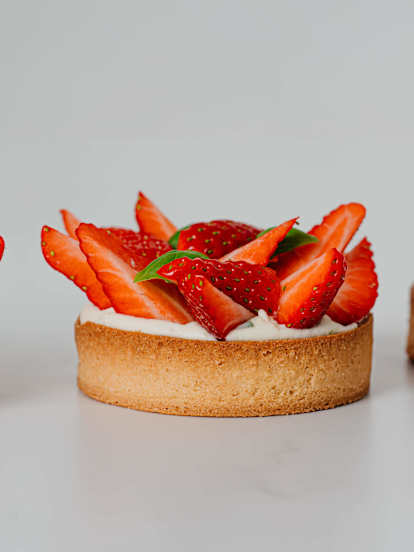 Jahodová tartaletka s bazalkovým krémem