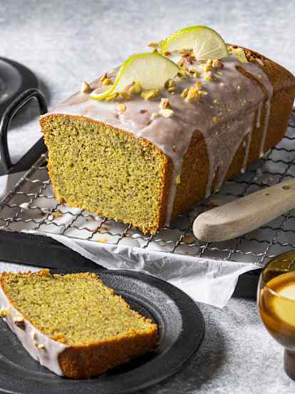 Κέικ φιστικιού Αιγίνης με γλάσο από λάιμ