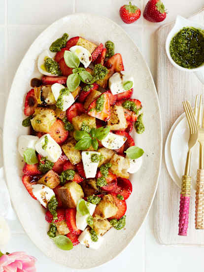 Erdbeer-Caprese mit Pistazienpesto