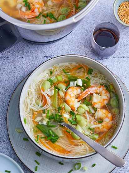 Bouillon aux fèves, carottes, crevettes et vermicelles de riz