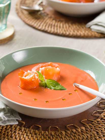 Sopa fría de tomate y albahaca con rollitos de salmón