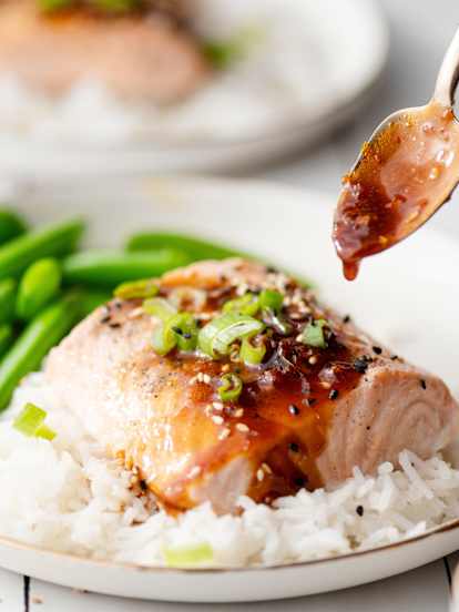 Łosoś na parze z sosem sojowo-imbirowym i ryżem