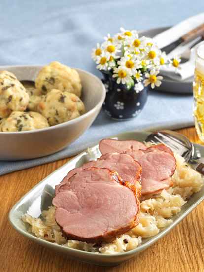 G’selchtes mit Sauerkraut und Semmelknödeln