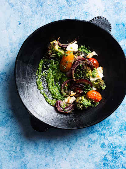 Griechischer Brokkolisalat mit Rucola-Pesto und gerösteter Zitrone