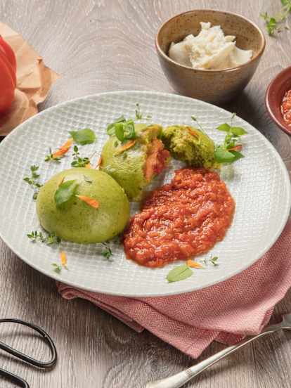 Germknödel mit Wildkräutern und Paradeisragout