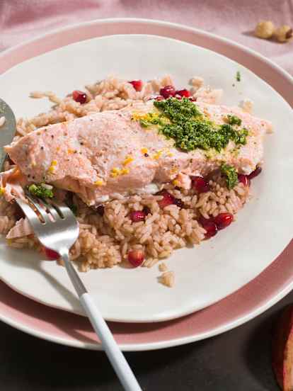 Salmón, arroz con granada y pesto de canónigos