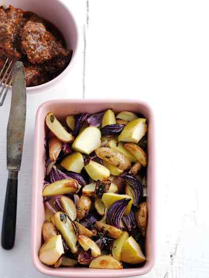 Bochechas de porco com batata e maçã assadas no forno