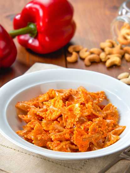 Pasta integral con salsa de pimientos y almendras