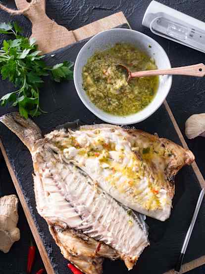 Dorada asada con ajo y perejil