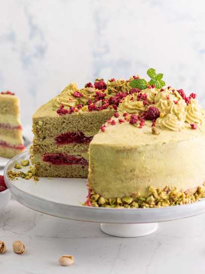 Tort pistacjowy z frużeliną malinową