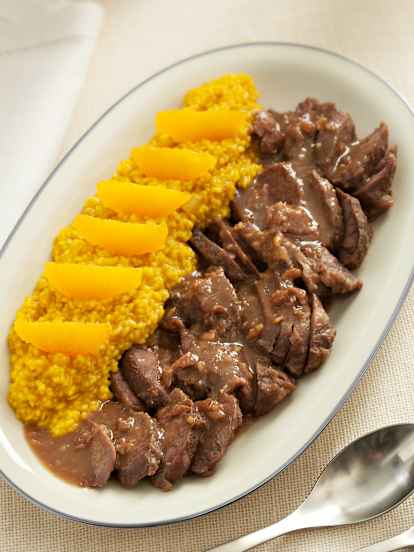 Carrilleras en salsa de castañas y risotto de naranja