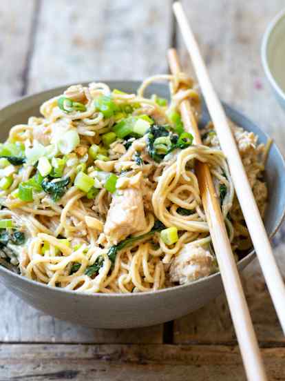 Nouilles chinoises à la dinde,  épinards et sauce cacahuète