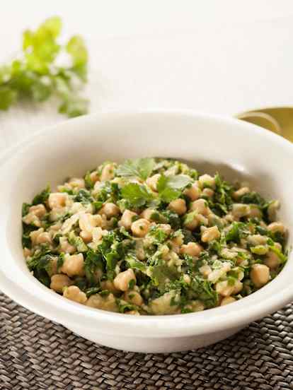 Ensalada de garbanzos y espinacas con cilantro y lima