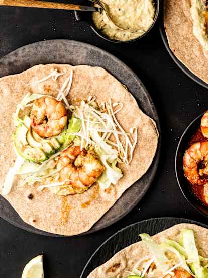 Fajitas de gambas con guacamole de yogur y brotes
