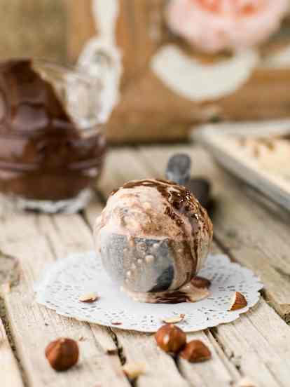 Gelado de avelã com molho de chocolate