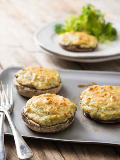 Mushrooms stuffed with onion ricotta