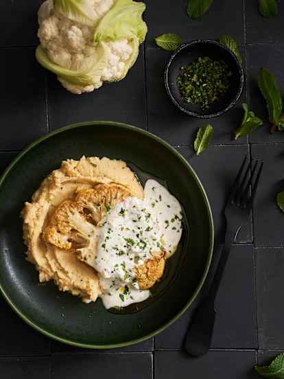 Couve-flor assada com puré de grão