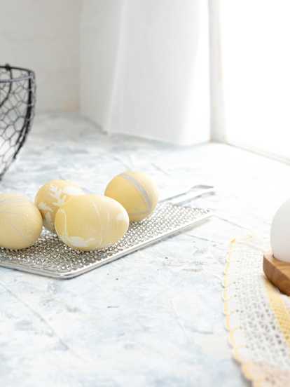 Colorare le uova di giallo