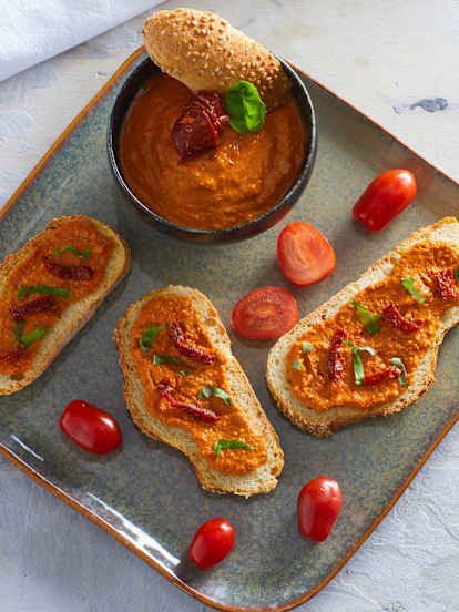 Crostini di pane al sesamo con salsa ai 2 pomodori