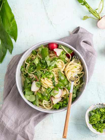Spaghetti z czosnkiem niedźwiedzim i rzodkiewkami