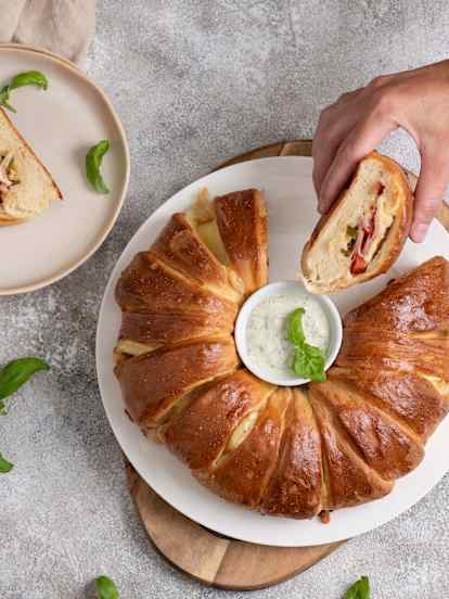 Imprezowy pierścień z szynką i serem