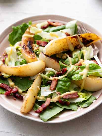 Ensalada de pera y tocino con aderezo de mostaza