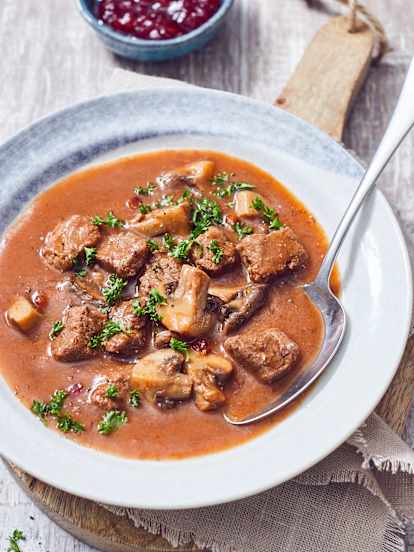 Zupa gulaszowa z żurawiną