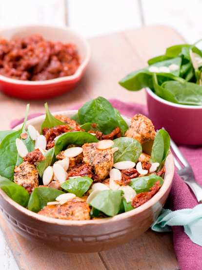 Sałatka ze szpinaku z suszonymi pomidorami