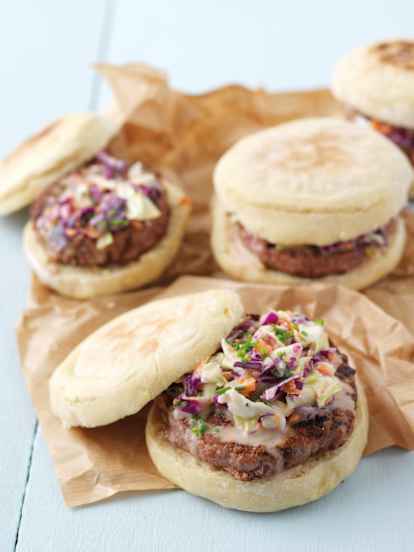 Bolo do caco com hambúrguer e coleslaw