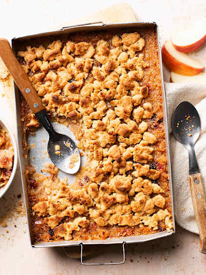 Veganer Apfel-Nuss-Crumble mit Rumrosinen