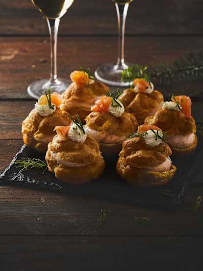 Bignè salati con mousse di salmone