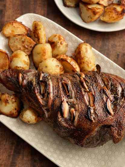 Αρνίσιο μπούτι με πατάτες και βινεγκρέτ δυόσμου