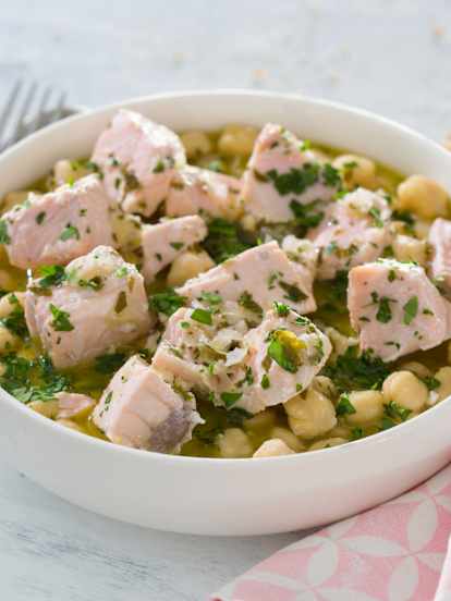Garbanzos en salsa verde con salmón