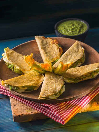 Quesadillas de flor de calabaza y queso