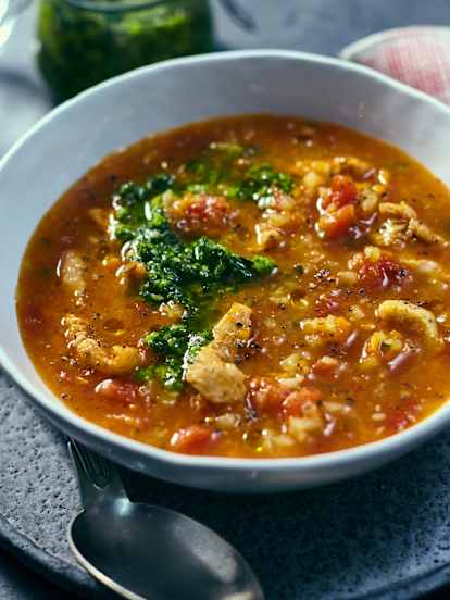 Zupa minestrone z piersią z indyka i pesto ziołowym